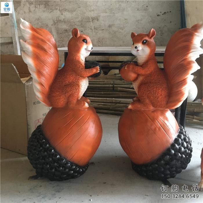 松鼠滾球雕塑廠家 園林小動(dòng)物 戶外松鼠雕塑制作