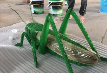 庭院螞蚱雕塑廠家 歐式仿真擺件 戶外噴漆螞蚱雕塑