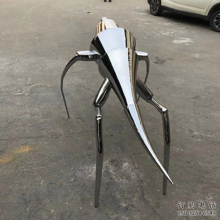鍛造螞蚱雕塑廠家 創(chuàng)意公園小品 戶外鏡面螞蚱雕塑