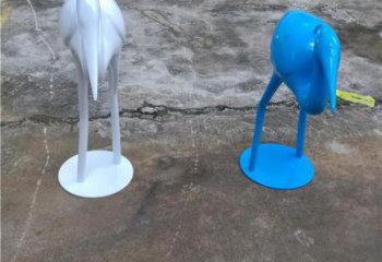 步行街雀鳥雕塑廠家 創(chuàng)意鋼管擺件 草地切面雀鳥雕塑