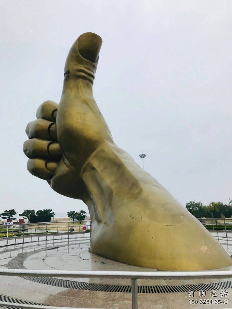 拉絲大拇指雕塑廠家 創(chuàng)意擺件 別墅區(qū)不銹鋼大拇指雕塑廠