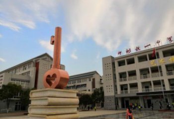 校園鑰匙雕塑廠家 烤漆大型擺件 現(xiàn)代不銹鋼鑰匙雕塑廠