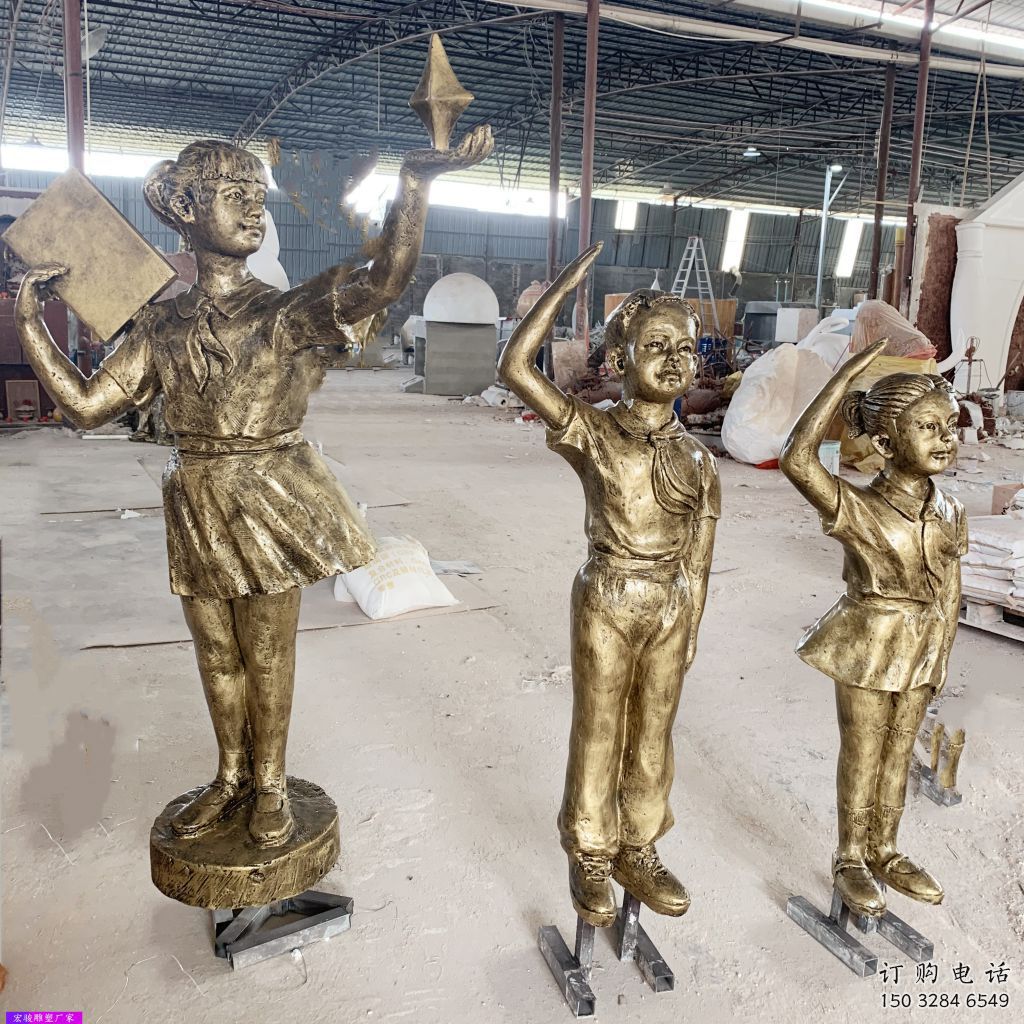 仿古少先隊雕塑廠家 騰飛草地小品 現代不銹鋼少先隊雕塑價格