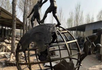 地球儀雕塑制作，美陳雕塑，地球儀人物雕塑制造廠家