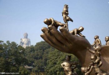 小孩雕塑精選,彩鋼制作,戶外手托小孩雕塑廠家