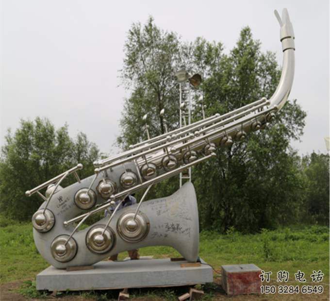 小河街頭薩克斯雕塑