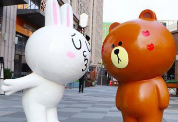 梅州步行街布朗熊雕塑，玻璃鋼動物雕塑，卡通方式