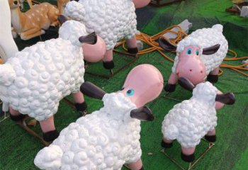 百色小區(qū)小羊雕塑，彩繪動(dòng)物雕塑，抽象效果