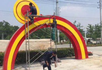 朝陽烤漆拱門雕塑,彩虹圖案設計,不銹鋼大門雕塑實景