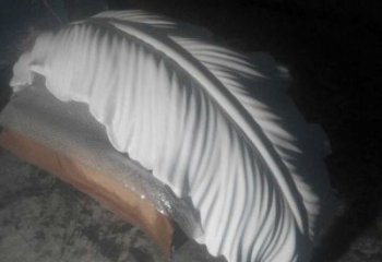 昌吉羽毛雕塑供應(yīng)，花園小品，酒店玻璃鋼羽毛雕塑展品